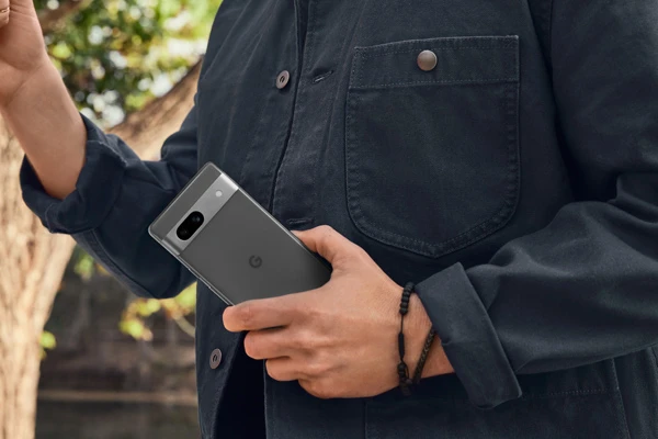  Pixel 7a von hinten
