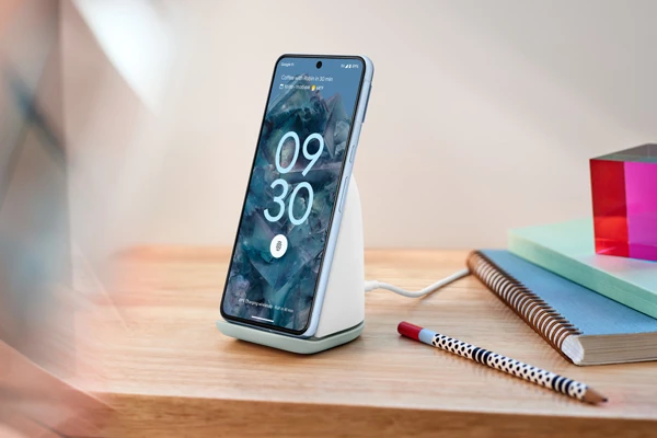  Google Pixel 8 Pro auf Pixel Stand (2. Gen.)
