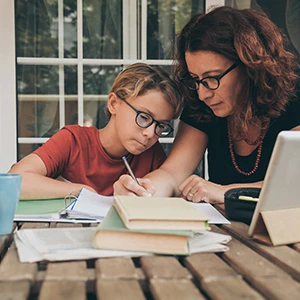  Mutter und Sohn beim Homeschooling
