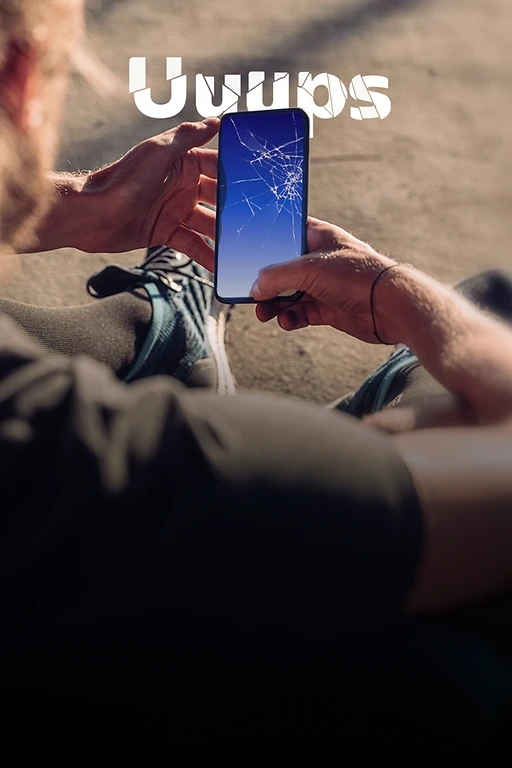  Mann mit kaputtem Handy
